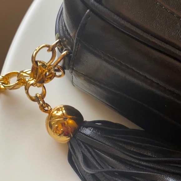 Authentic vintage CHANEL black lamb skin camera bag - Picture 4 of 7